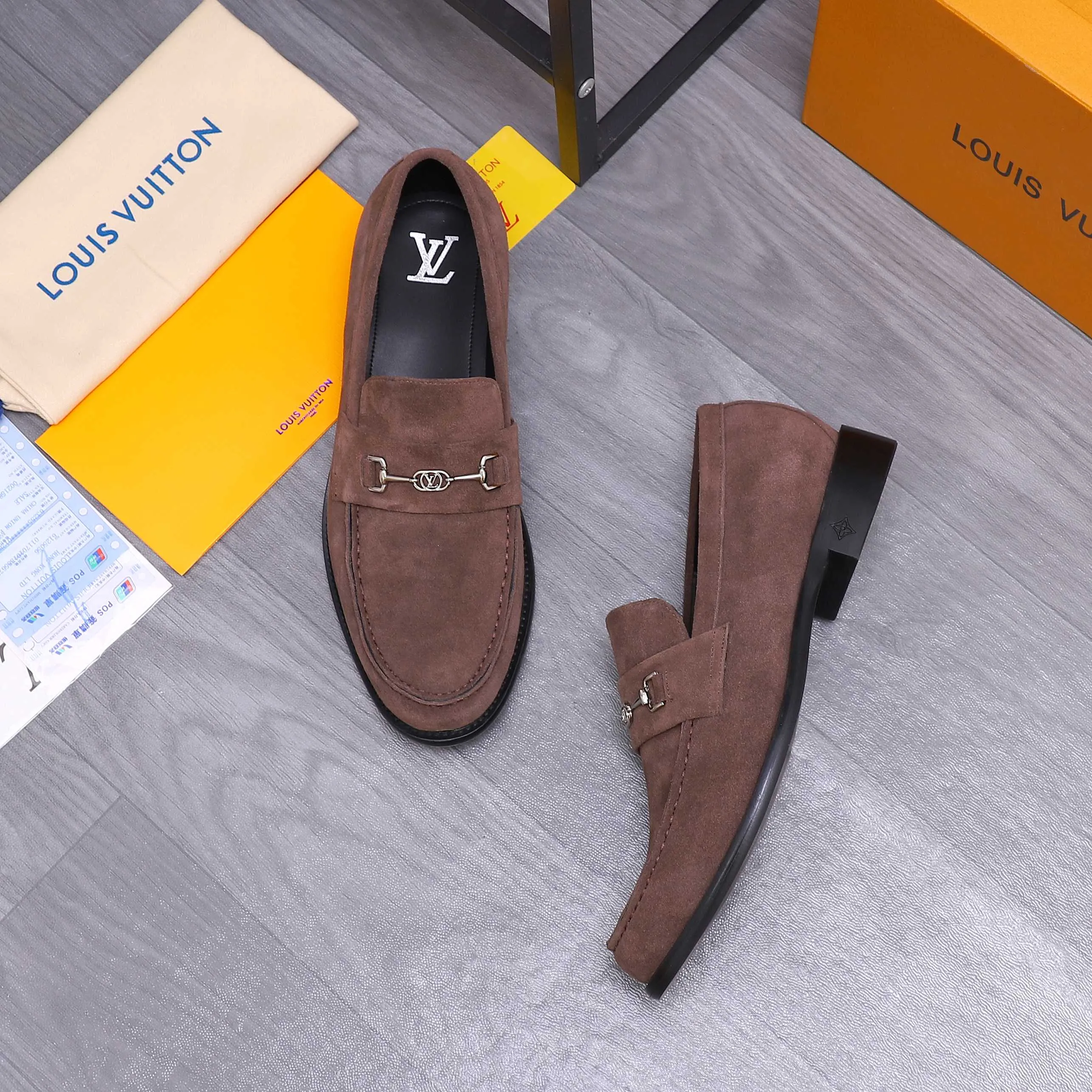 Men's shoes 💰660 Product trademark: LV [Louis Vuitton] business casual slip-on leather shoes, regular size. Size: 39-44 (38.45 custom-made, non-refundable) Product materials: Selected frosted cowhide upper, cowhide lining, original outsole